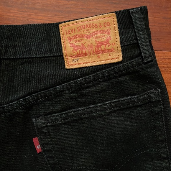 Levi’s 501 High Rise Short in Darkest Hour - Picture 4 of 4